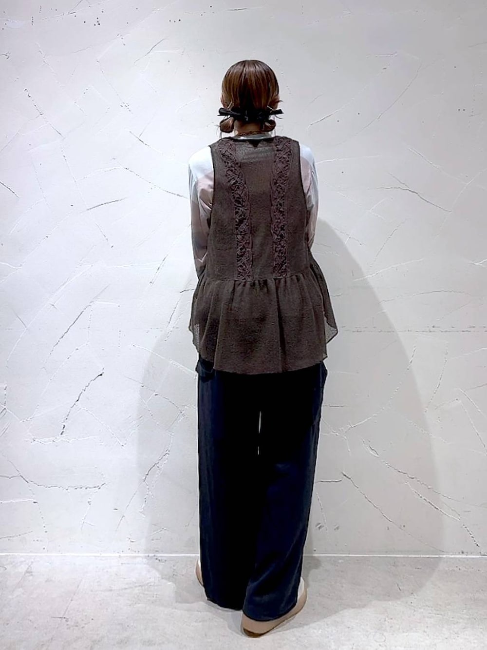 ベージュ系のTシャツ/カットソー、ブラック系のその他パンツ、ブラウン系のベストを着用したレディースの夏コーディネートの6枚目の写真