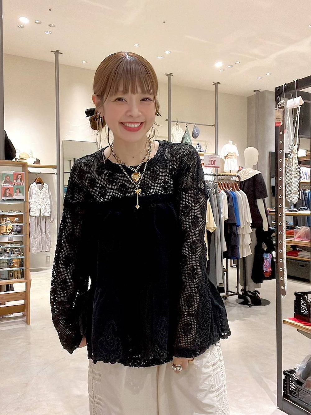 ベージュ系のその他パンツ、ブラック系のTシャツ/カットソー、ブラック系のスカートを着用したレディースの夏コーディネートの7枚目の写真