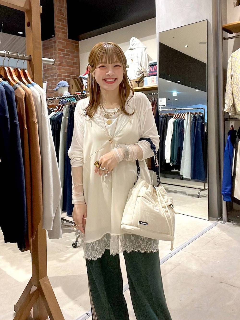 ホワイト系のTシャツ/カットソー、ベージュ系のスニーカー、グリーン系のその他パンツを着用したレディースの春コーディネートの5枚目の写真