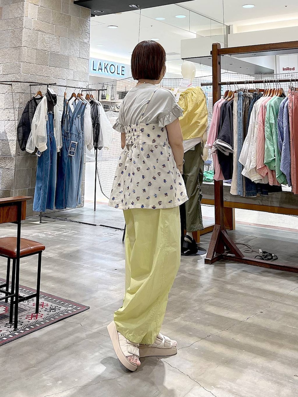 「着痩せ・細見え、体型カバー、ナチュラル、ママコーデ、春コーデ、カジュアル、niko and ...、Over40スタッフ、Tシャツ、キャミソール、ビスチェ、サンダル」｜「niko and...のオリジナルキルティングサンダル（サンダル、ホワイト系）」を使った、みきてぃ24さん（骨格ウェーブ・レディース・158cm）の春コーディネートの3枚目の写真
