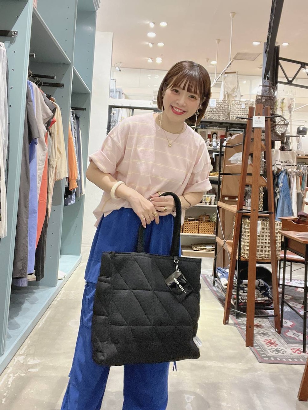 「着痩せ・細見え、体型カバー、ナチュラル、ママコーデ、夏コーデ、カジュアル、niko and ...、淡色コーデ、Over40スタッフ、大人カジュアル、Tシャツ、パンツ、トートバッグ、ネックレス」｜「niko and...のオリジナルアソートマルチトートバッグL（トートバッグ、ブラック系）」を使った、みきてぃ24さん（骨格ウェーブ・レディース・158cm）の夏コーディネートの2枚目の写真
