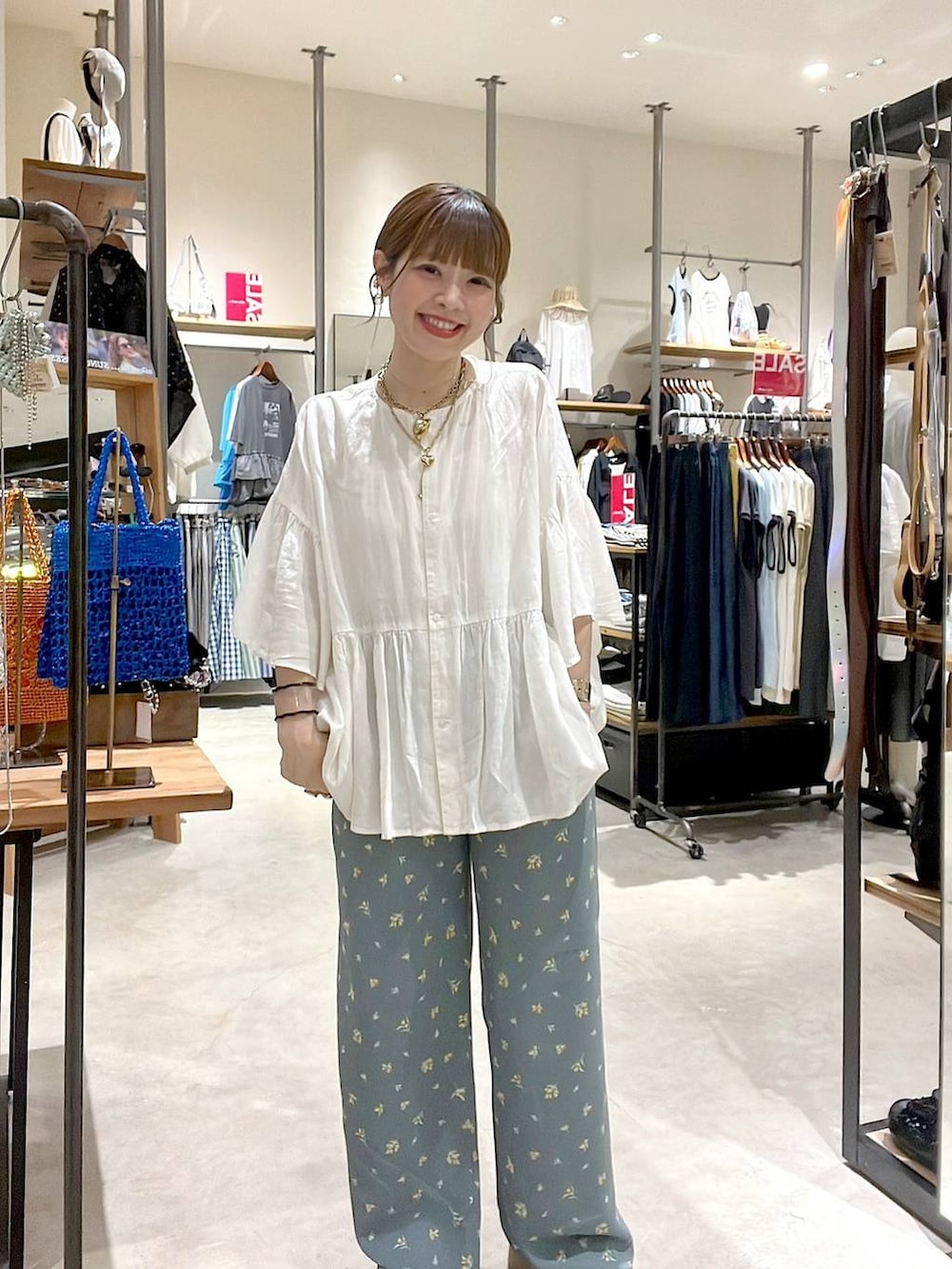 「着痩せ・細見え、体型カバー、ナチュラル、ママコーデ、春コーデ、夏コーデ、カジュアル、niko and ...、淡色コーデ、Over40スタッフ、大人カジュアル、ブラウス、パンツ」｜「niko and...のCOMFORTリネンワイドブラウス（シャツ/ブラウス、ホワイト系）」を使った、みきてぃ24さん（レディース・158cm）の夏コーディネートの3枚目の写真