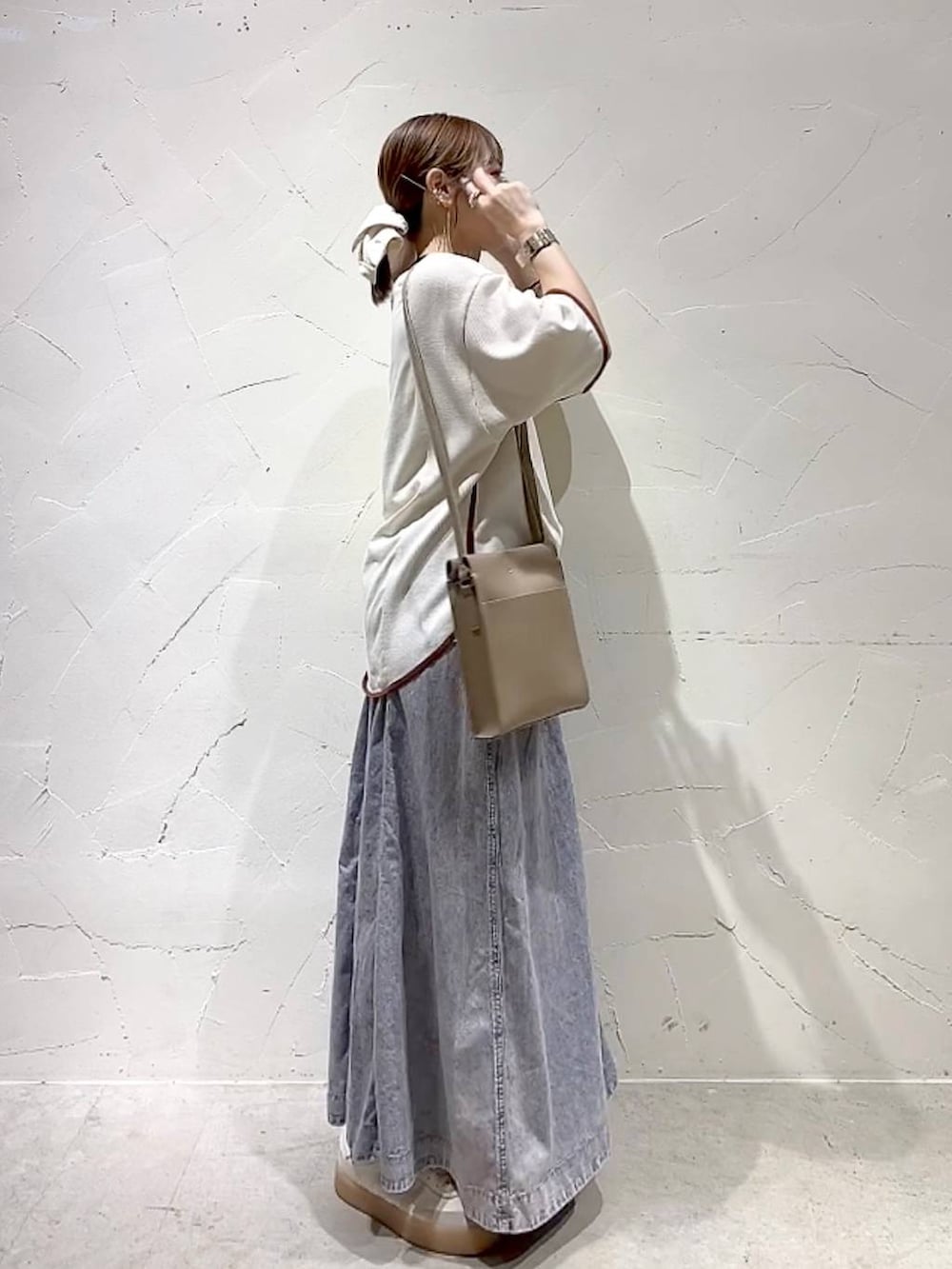 「着痩せ・細見え、体型カバー、ナチュラル、ママコーデ、春コーデ、夏コーデ、カジュアル、niko and ...、淡色コーデ、Over40スタッフ、大人カジュアル、Tシャツ、スカート、カップ付きインナー、ショルダーバッグ」｜「niko and...のアソートベルトフレアスカート（スカート、ピンク系）」を使った、みきてぃ24さん（レディース・158cm）の春コーディネートの3枚目の写真