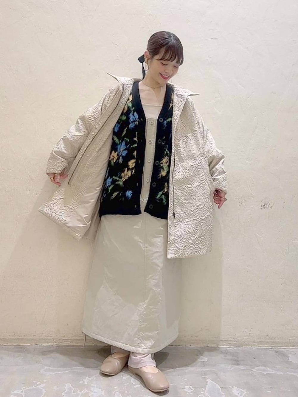 ベージュ系のその他パンツ、ベージュ系のジャンパースカート、ブラック系のカーディガン/ボレロを着用したレディースの冬コーディネートの6枚目の写真