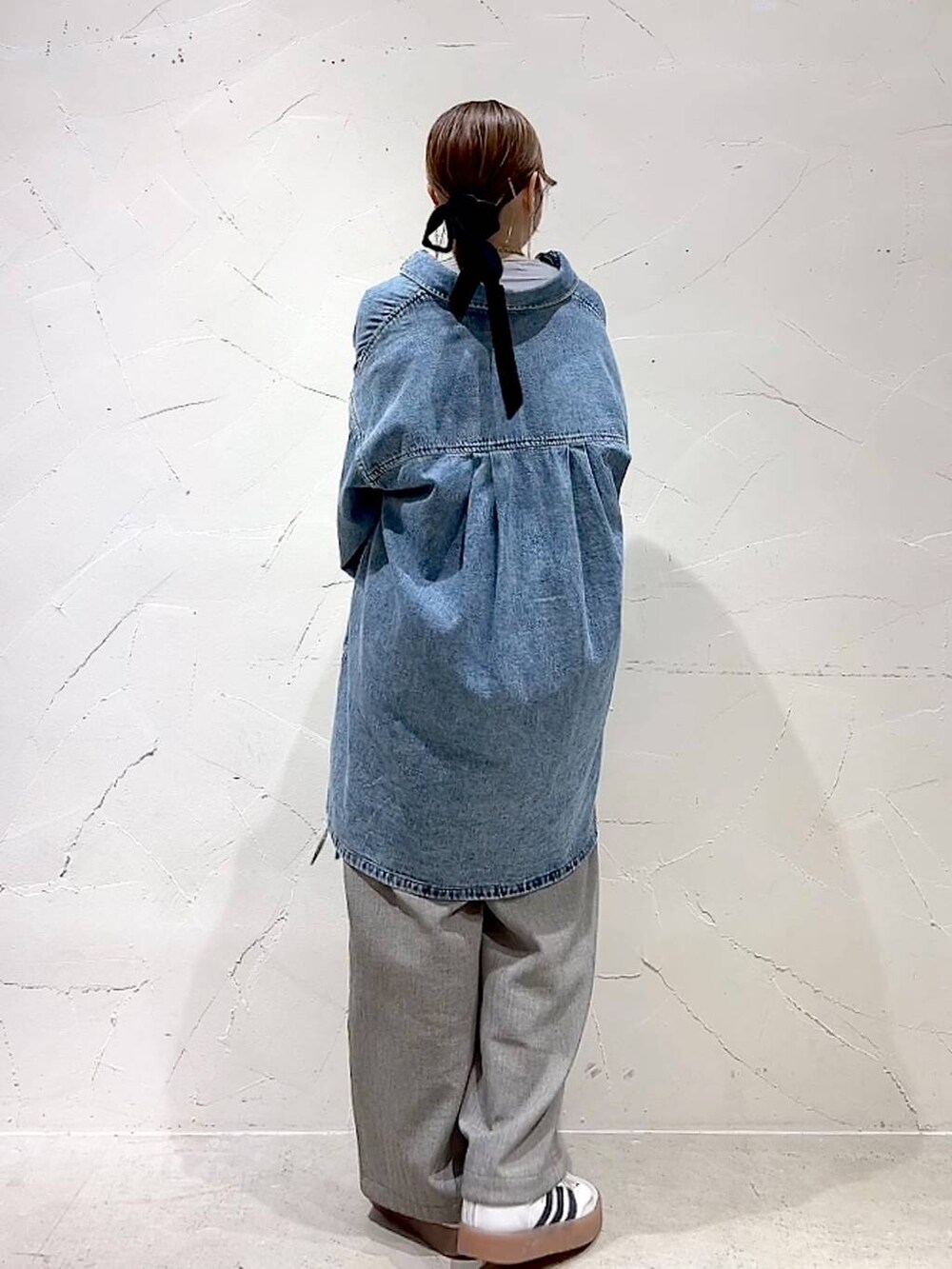「着痩せ・細見え、体型カバー、ナチュラル、ママコーデ、春コーデ、カジュアル、niko and ...、淡色コーデ、Over40スタッフ、大人カジュアル、シャツ、シャツスタイル、デニムジャケット、ビスチェ、キャミソール」｜「niko and...の3WAYサイドギャザーシャツ（シャツ/ブラウス、グレー系）」を使った、みきてぃ24さん（レディース・158cm）の春コーディネートの5枚目の写真