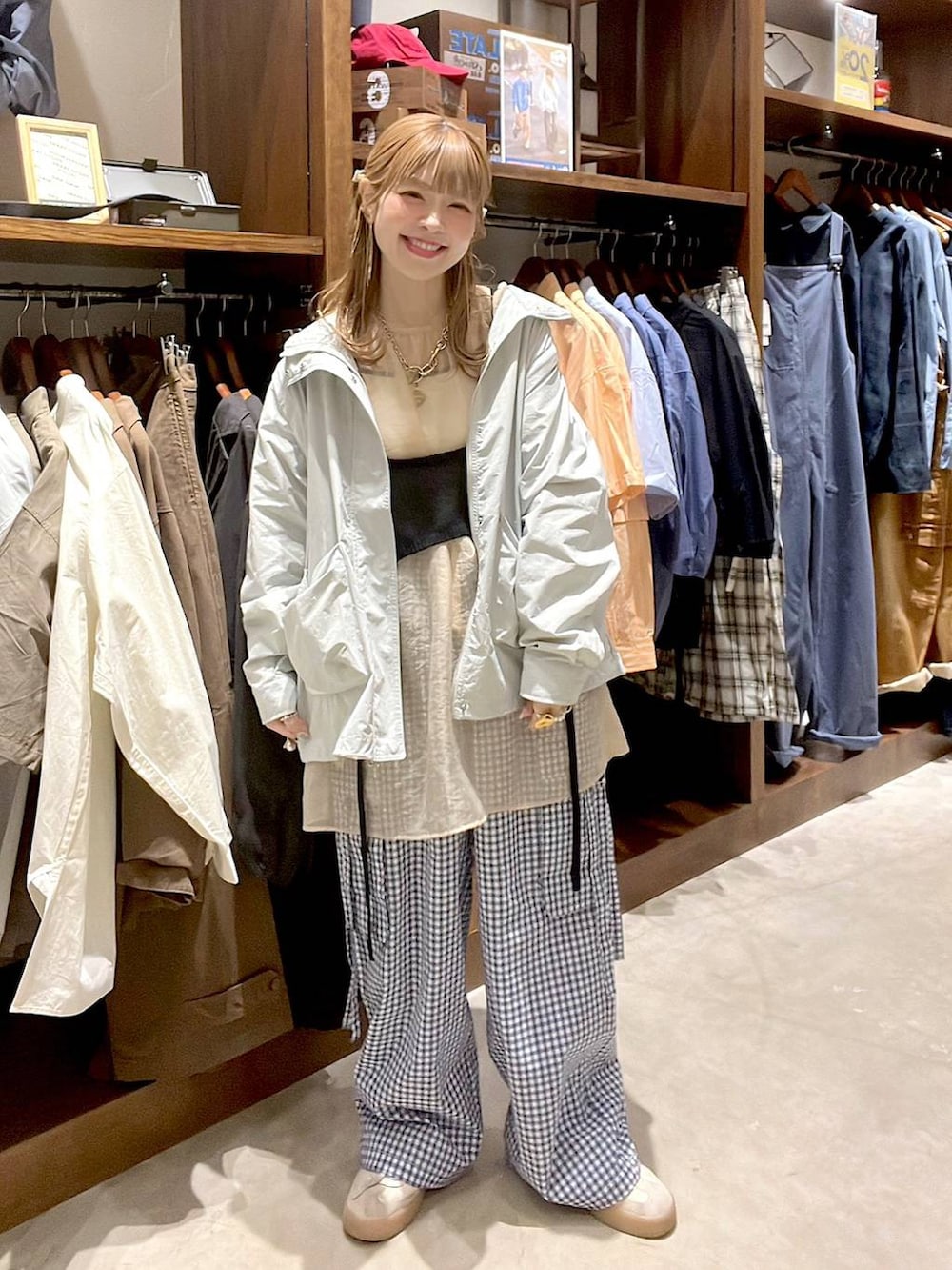 ブルー系のカーゴパンツ、グレー系のナイロンジャケットを着用したレディースの春コーディネートの5枚目の写真