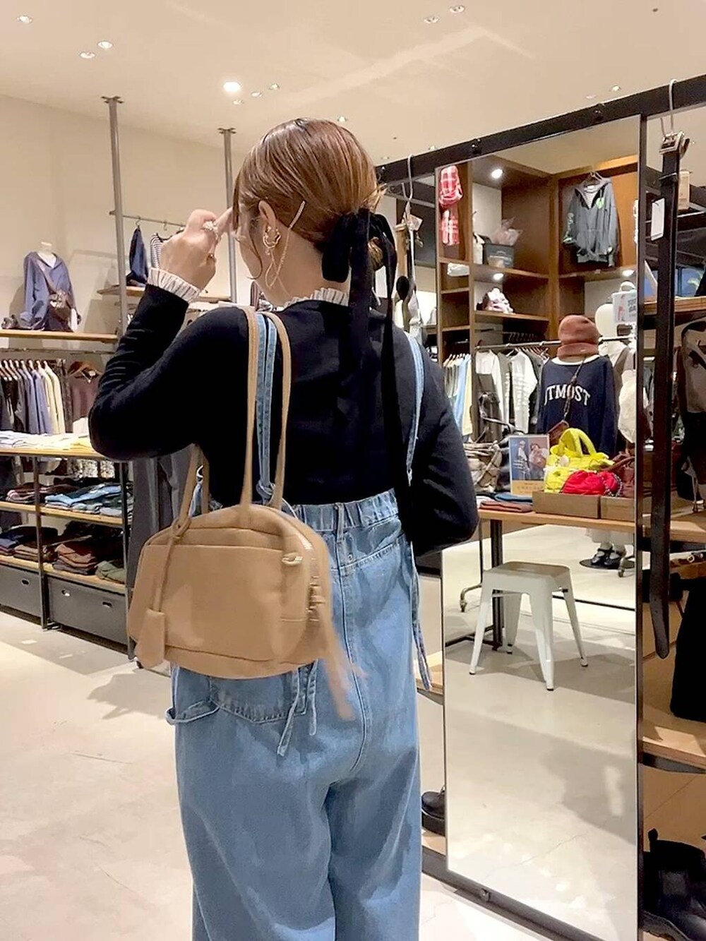 ブラック系のカーディガン/ボレロ、ベージュ系のボストンバッグを着用したレディースの秋コーディネートの6枚目の写真