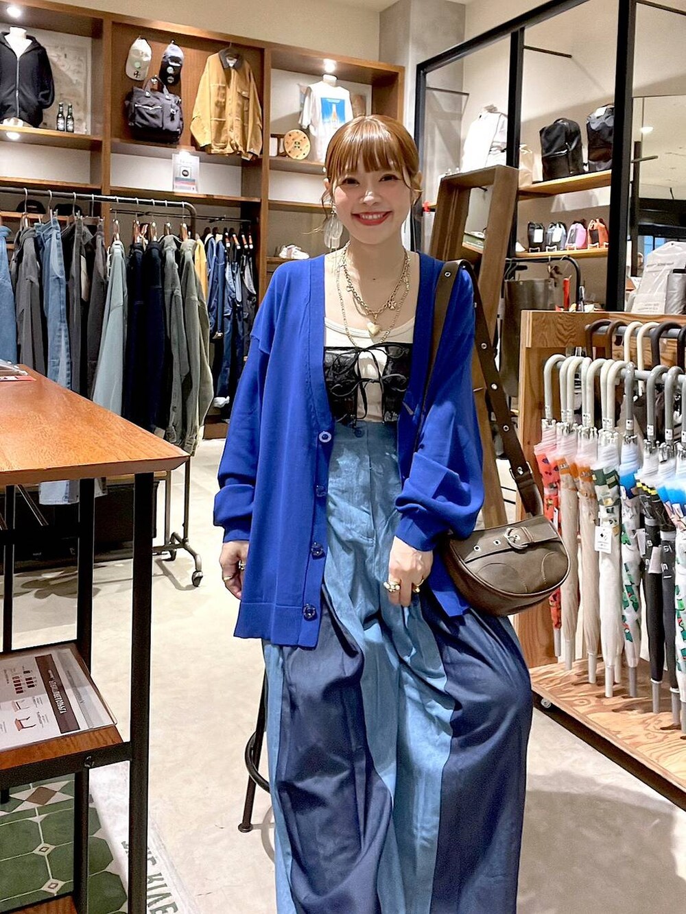 ブラック系のキャミソール、ブラウン系のショルダーバッグを着用したレディースの秋コーディネートの8枚目の写真