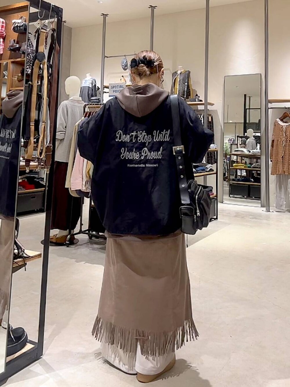 ブラウン系のスカート、ブラウン系のパーカー、ベージュ系のその他パンツを着用したレディースの秋コーディネートの5枚目の写真