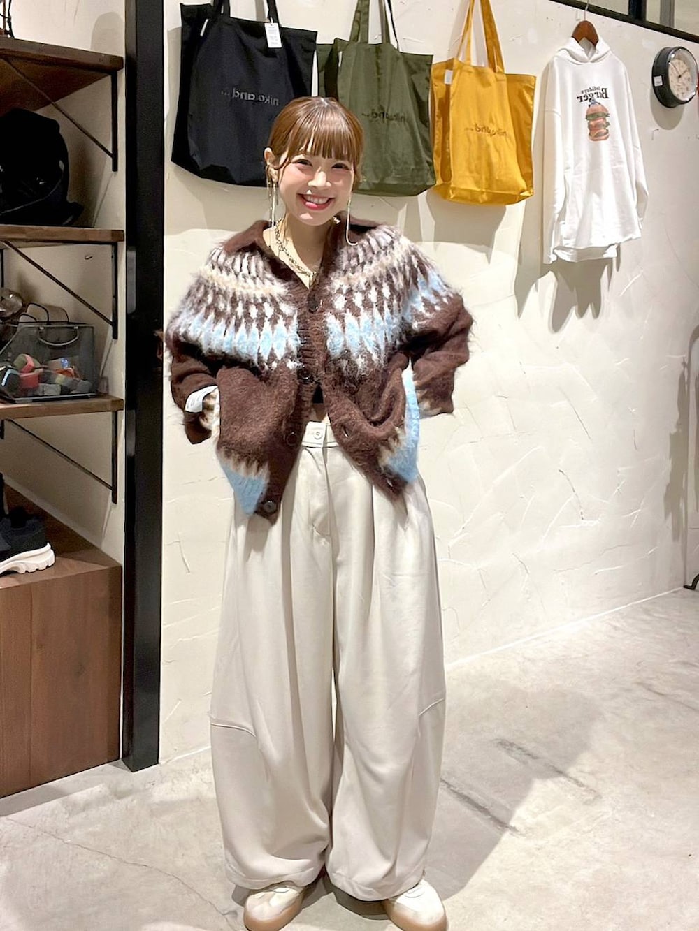 ベージュ系のその他パンツ、ブラウン系のニット/セーターを着用したレディースの秋コーディネートの2枚目の写真