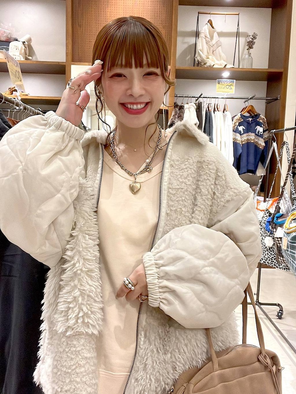 ベージュ系のブルゾン、イエロー系のスカート、ベージュ系のボストンバッグを着用したレディースの秋コーディネートの4枚目の写真