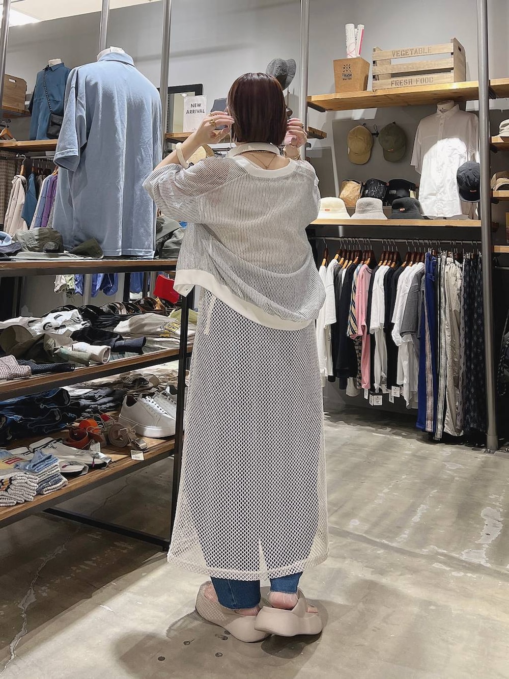 ベージュ系のサンダル、ホワイト系のカーディガン/ボレロ、ブルー系のデニムパンツを着用したレディースの夏コーディネートの3枚目の写真