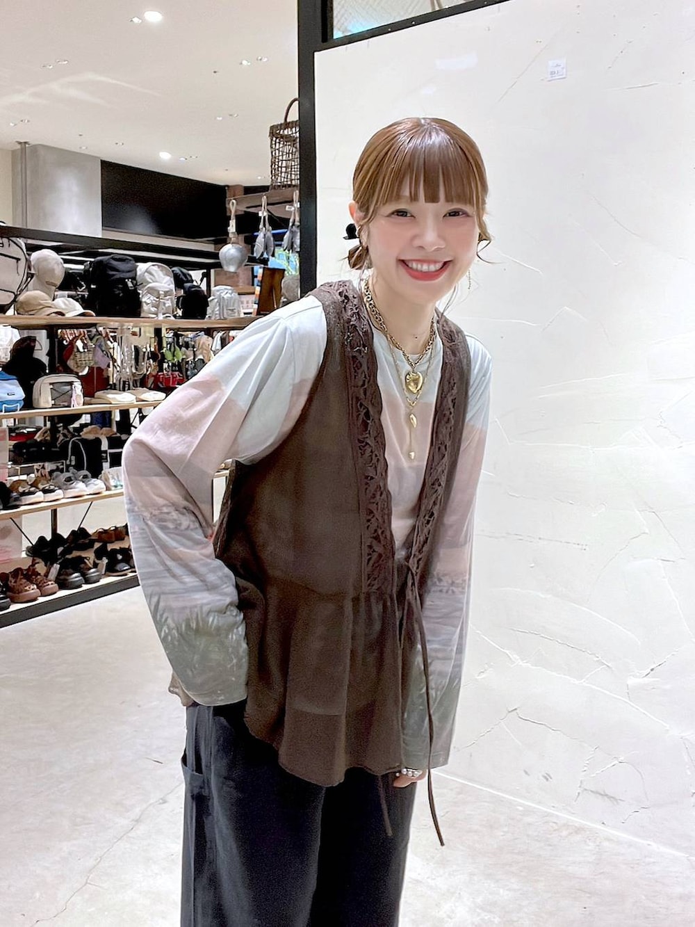 ベージュ系のTシャツ/カットソー、ブラック系のその他パンツ、ブラウン系のベストを着用したレディースの夏コーディネートの4枚目の写真