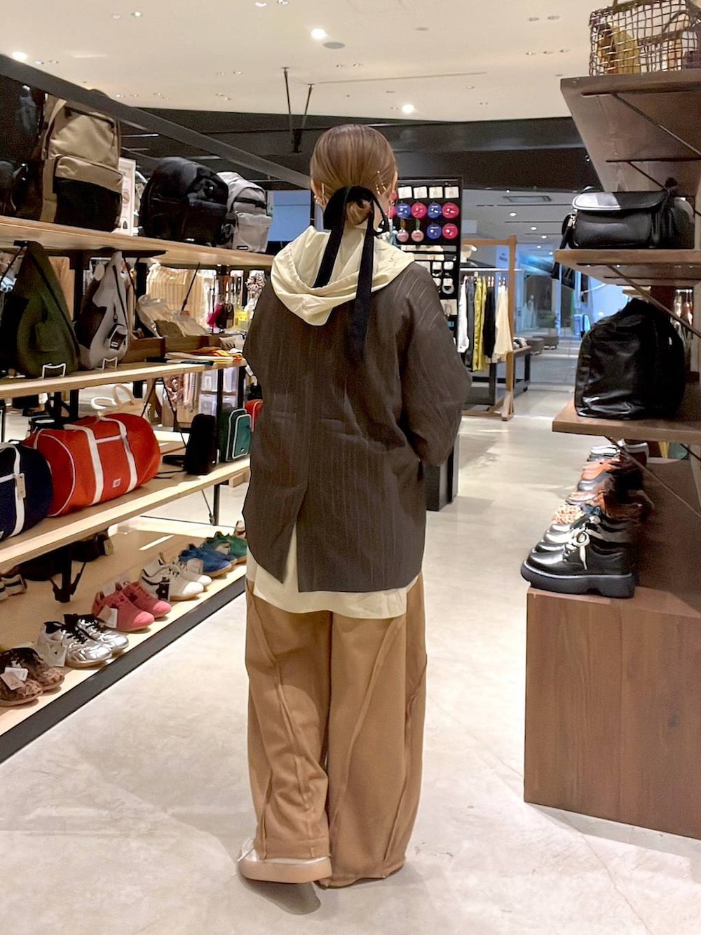 ブラウン系のテーラードジャケットを着用したレディースの秋コーディネートの6枚目の写真