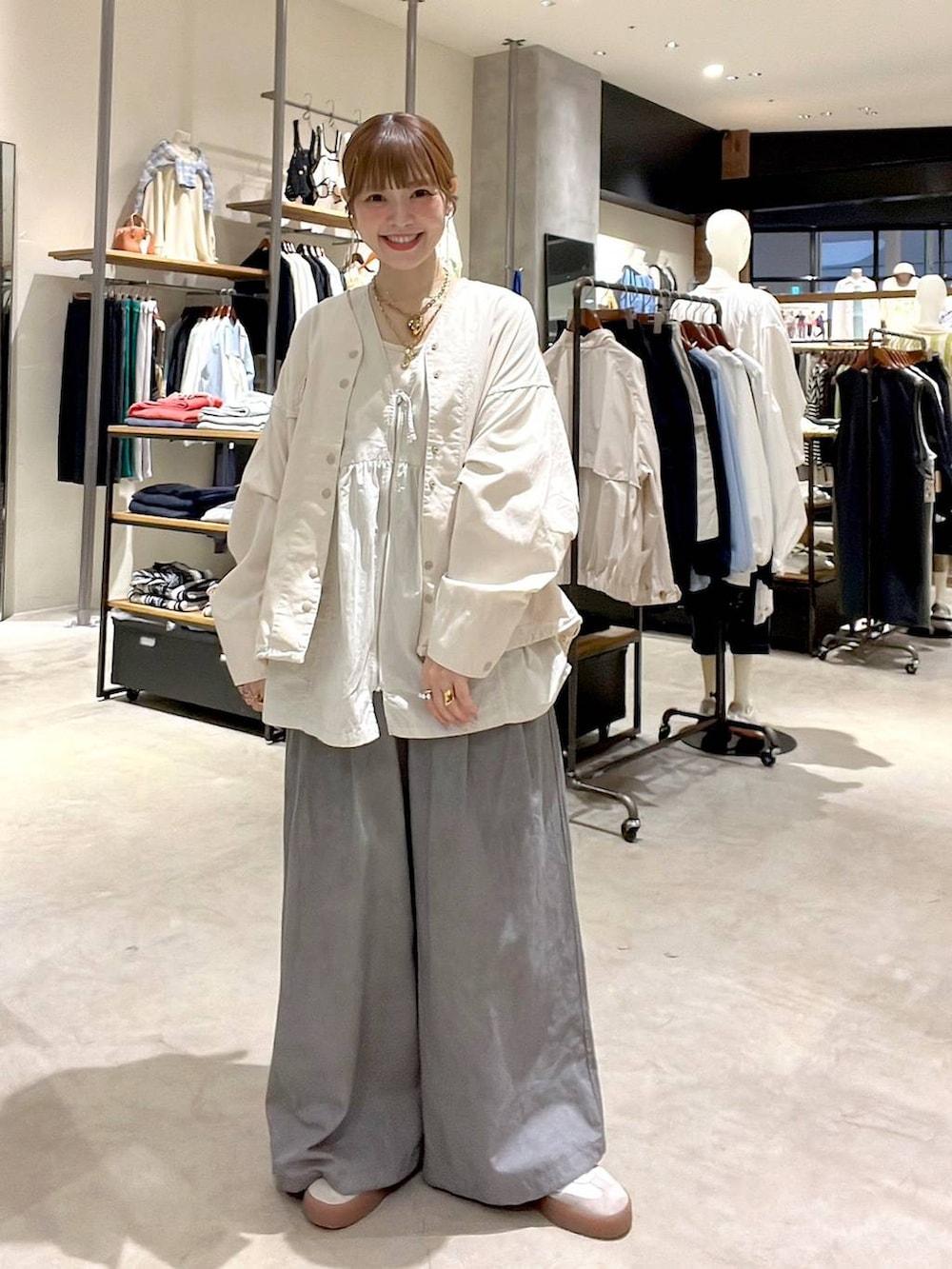 「着痩せ・細見え、体型カバー、ナチュラル、ママコーデ、春コーデ、カジュアル、niko and ...、淡色コーデ、Over40スタッフ、大人カジュアル、ジャケット、ブルゾン、ベスト、パンツ、ワイドパンツ」｜「niko and...のオックスカバーオール（カバーオール、ベージュ系）」を使った、みきてぃ24さん（レディース・158cm）の春コーディネートの2枚目の写真