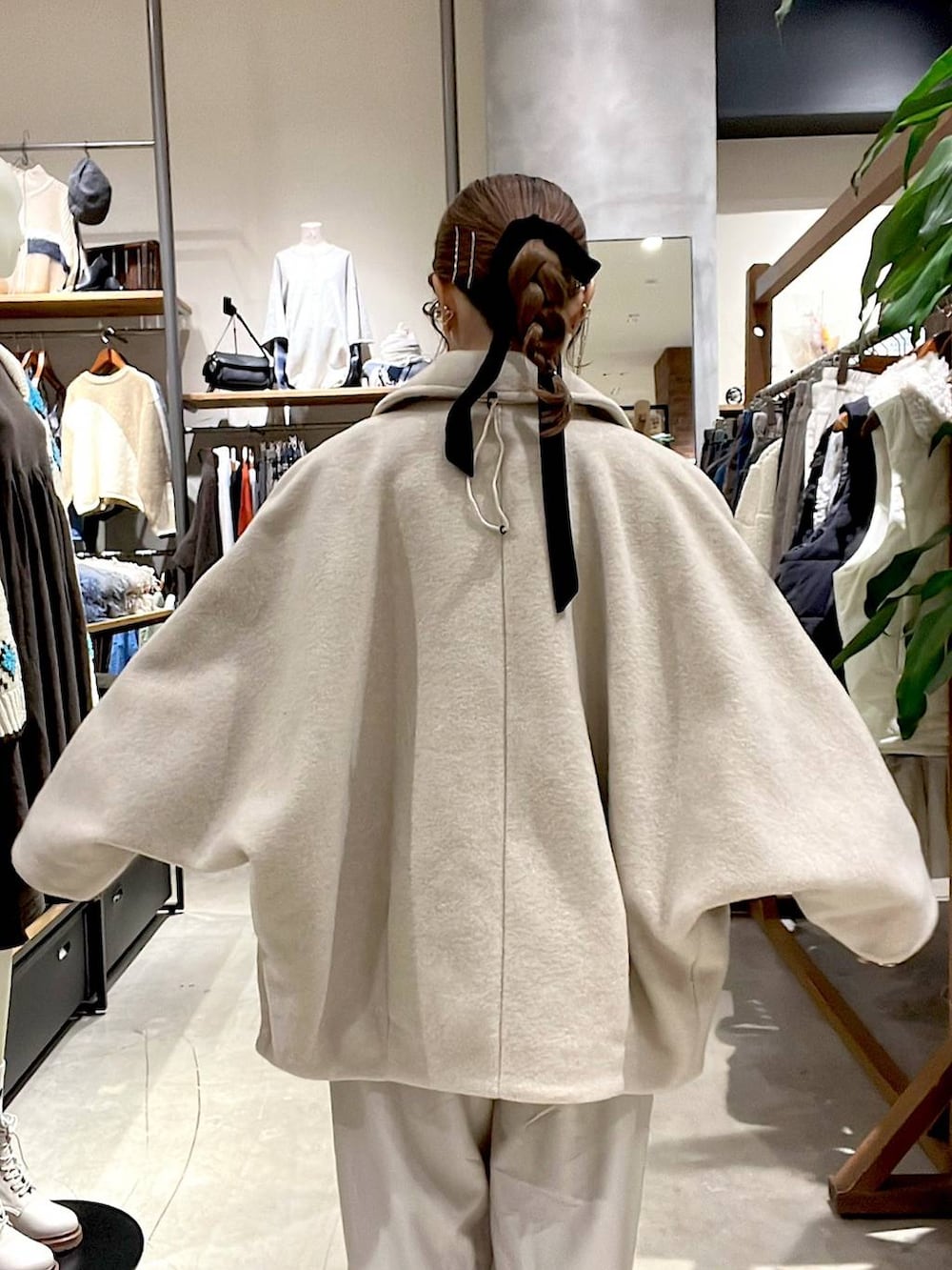 ベージュ系のブルゾン、ベージュ系のその他パンツ、ベージュ系の手袋を着用したレディースの秋コーディネートの6枚目の写真