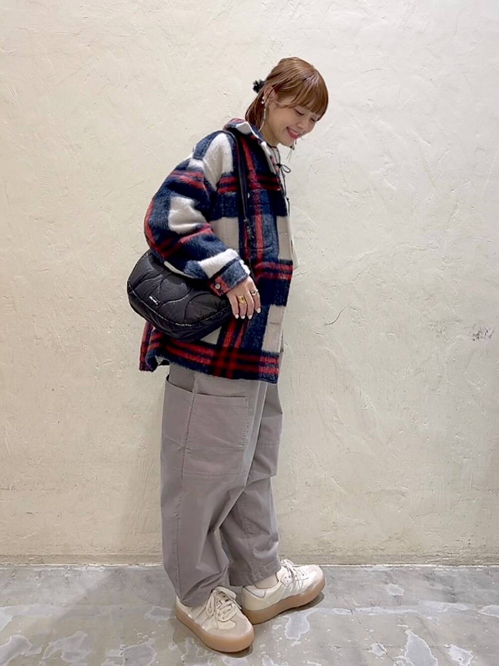 ベージュ系のニット/セーター、ベージュ系のブルゾン、グレー系のその他パンツを着用したレディースの冬コーディネートの4枚目の写真