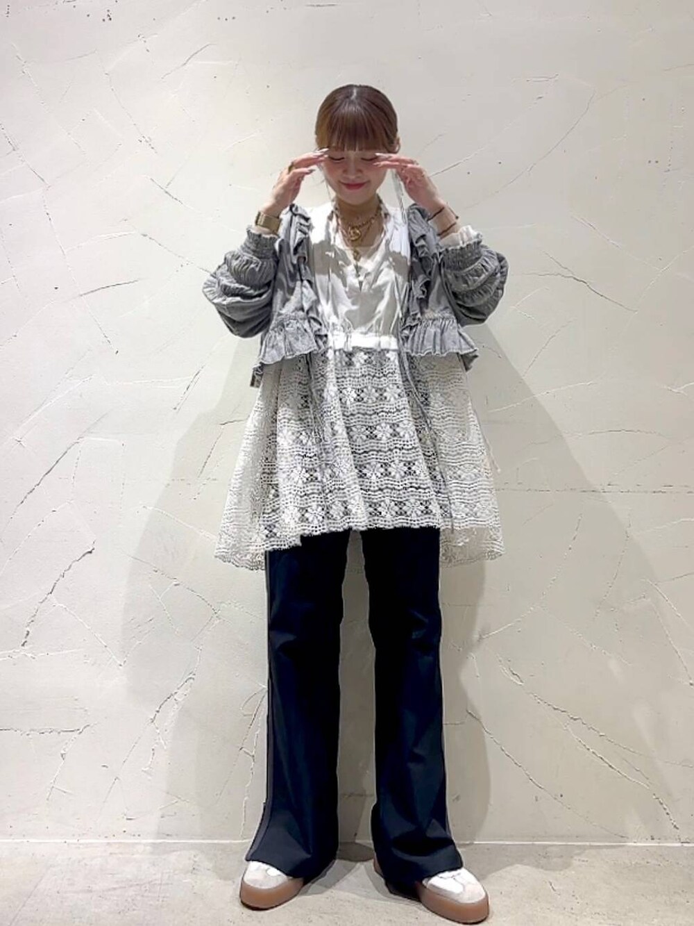 グレー系のシャツ/ブラウス、ブラック系のその他パンツ、ホワイト系のチュニックを着用したレディースの春コーディネートの3枚目の写真