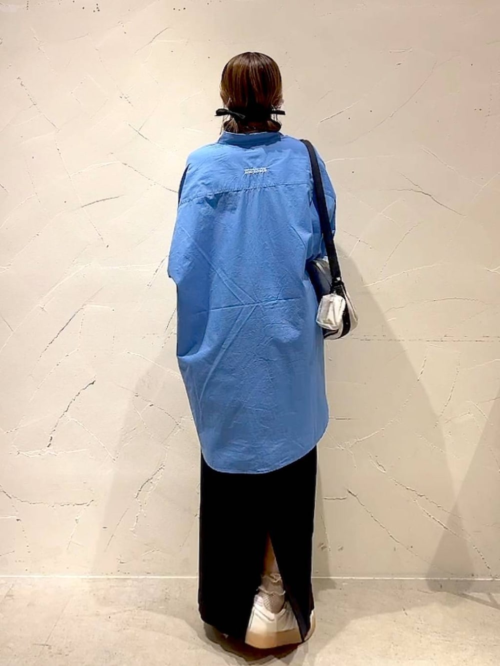 ブラック系のスカート、ブルー系のシャツ/ブラウス、ベージュ系のショルダーバッグを着用したレディースの夏コーディネートの5枚目の写真