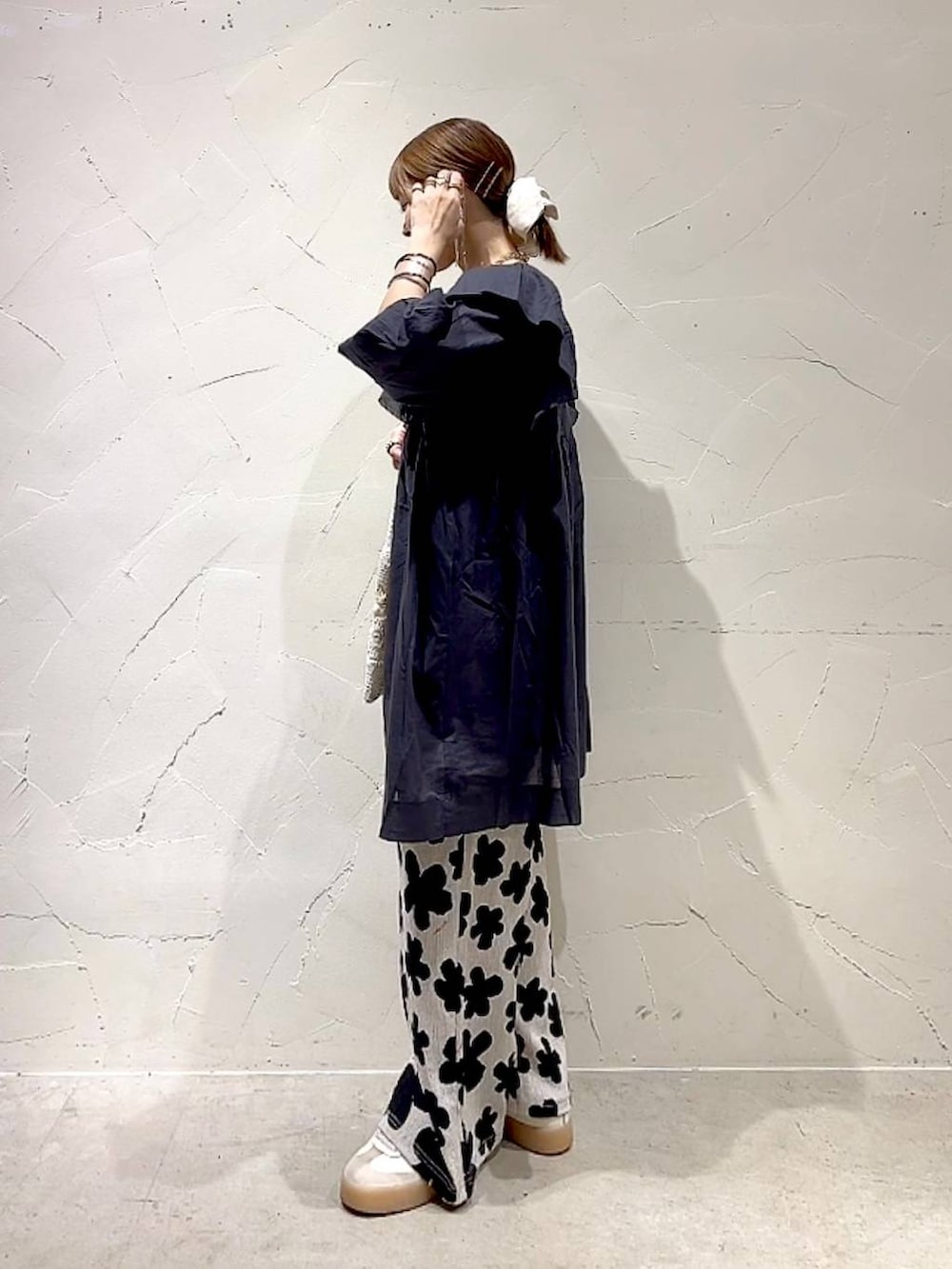 「大人カジュアル、ブラウス、着痩せ・細見え、体型カバー、ナチュラル、ママコーデ、春コーデ、夏コーデ、カジュアル、niko and ...、淡色コーデ、Over40スタッフ、パンツ、ショルダーバッグ」｜「niko and...のプレミアムローンフリルチュニック（チュニック、グレー系）」を使った、みきてぃ24さん（レディース・158cm）の春コーディネートの6枚目の写真