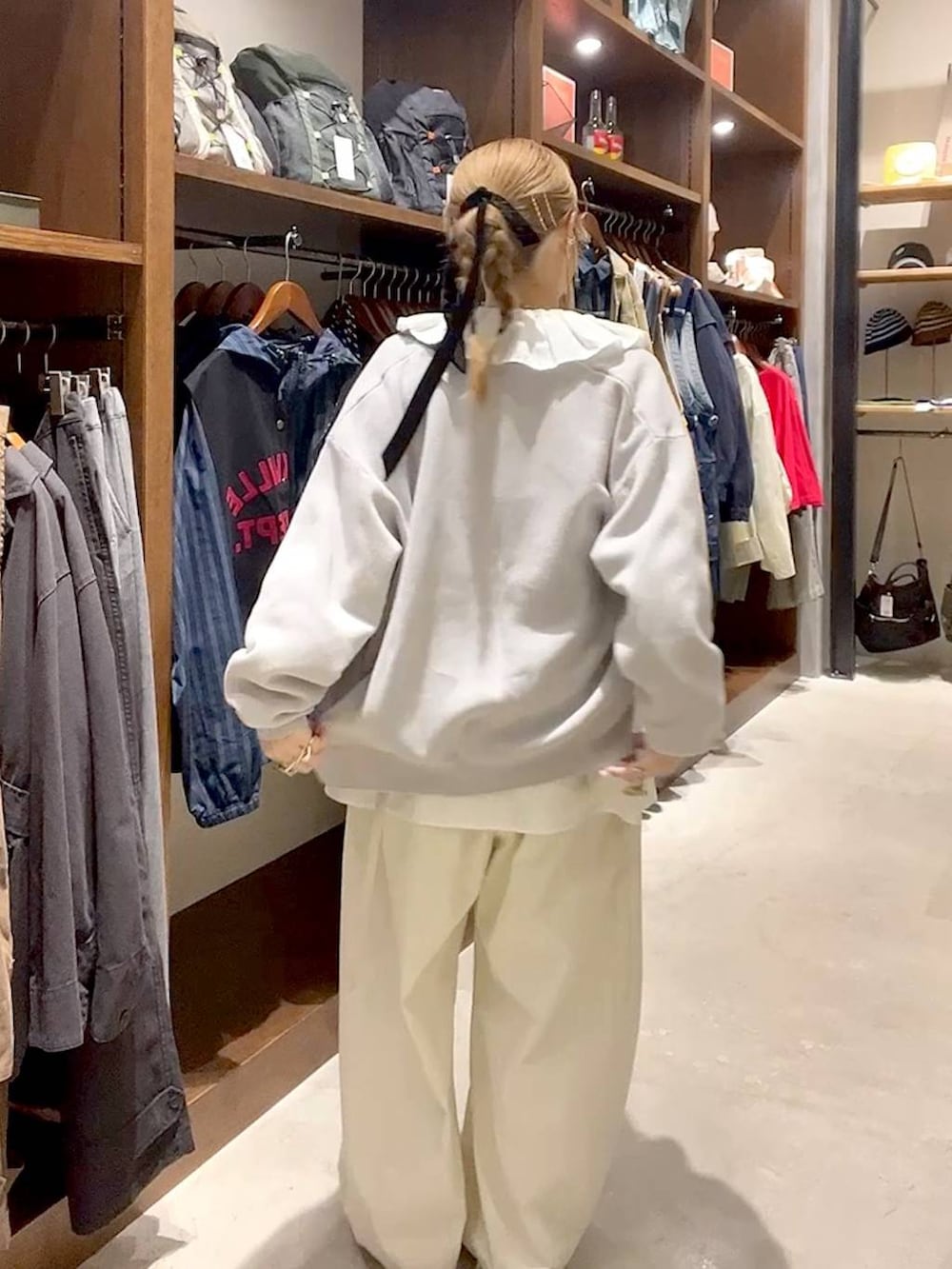 ホワイト系のシャツ/ブラウス、グレー系のカーディガン/ボレロを着用したレディースの春コーディネートの7枚目の写真