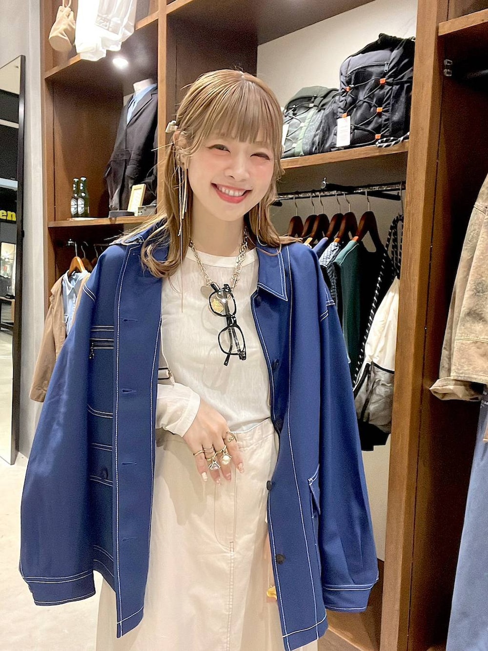 ブルー系のカバーオール、ベージュ系のTシャツ/カットソーを着用したレディースの春コーディネートの8枚目の写真