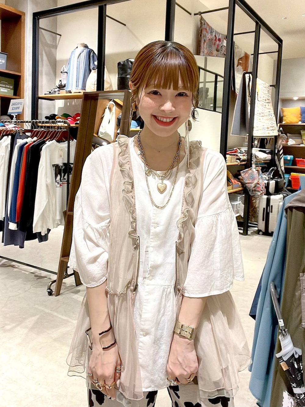 「着痩せ・細見え、体型カバー、ナチュラル、ママコーデ、春コーデ、夏コーデ、カジュアル、niko and ...、淡色コーデ、Over40スタッフ、大人カジュアル、ベスト、ブラウス、パンツ、ネックレス」｜「niko and...のCOMFORTリネンワイドブラウス（シャツ/ブラウス、ホワイト系）」を使った、みきてぃ24さん（レディース・158cm）の夏コーディネートの3枚目の写真