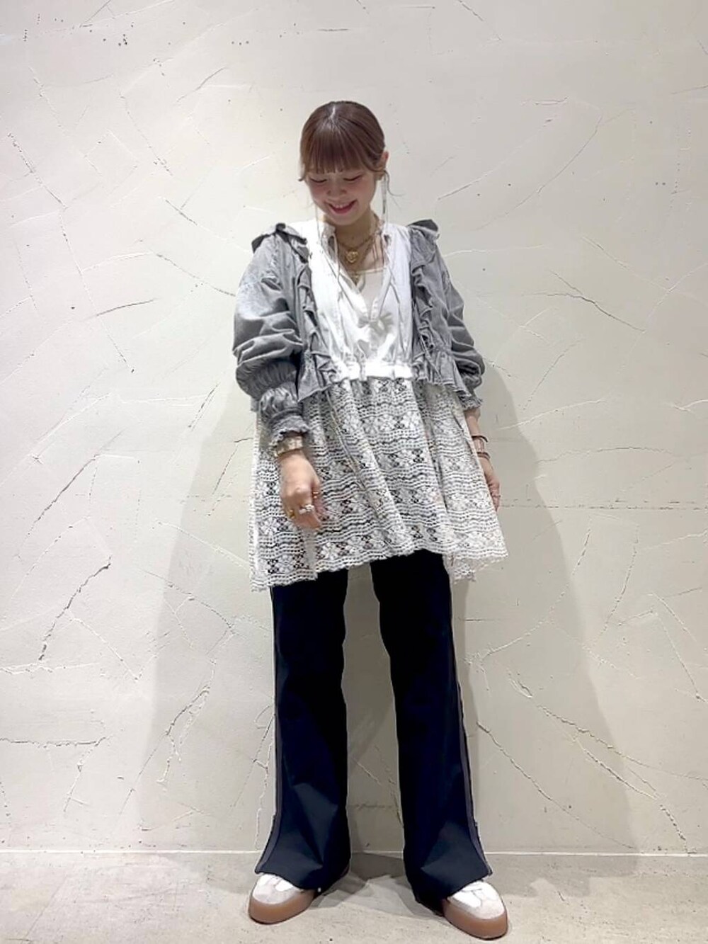 グレー系のシャツ/ブラウス、ブラック系のその他パンツ、ホワイト系のチュニックを着用したレディースの春コーディネートの8枚目の写真