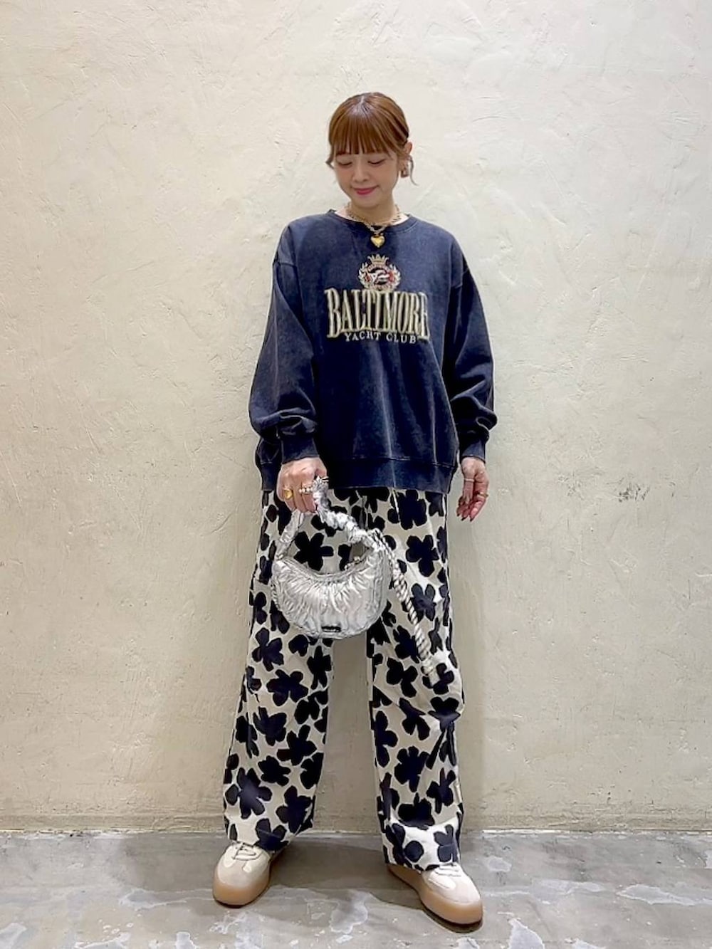 シルバー系のショルダーバッグ、ホワイト系のその他パンツ、ブルー系のスウェットを着用したレディースの冬コーディネートの8枚目の写真