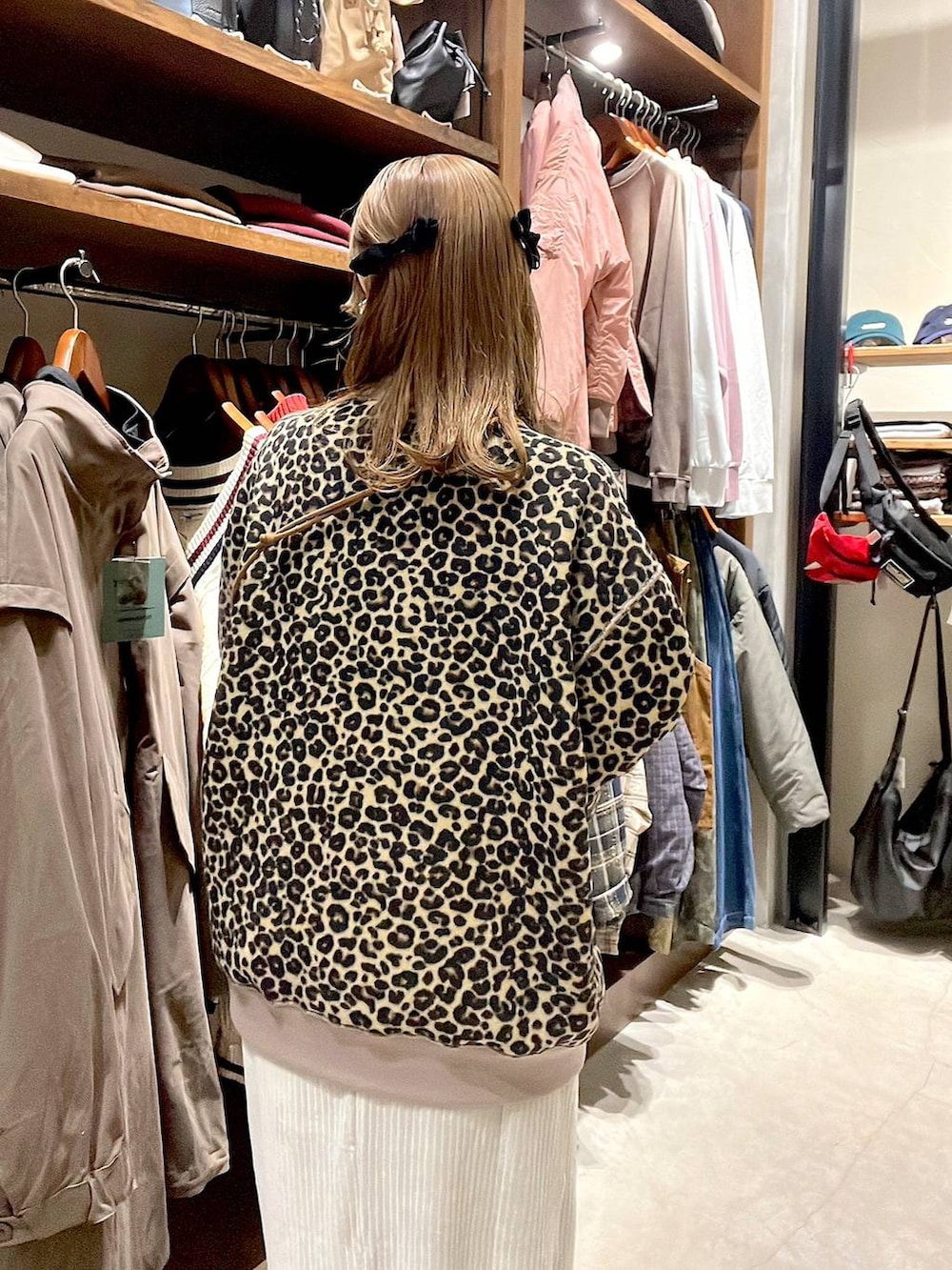 レッド系のTシャツ/カットソー、グレー系のスカート、ベージュ系のスニーカーを着用したレディースの冬コーディネートの9枚目の写真