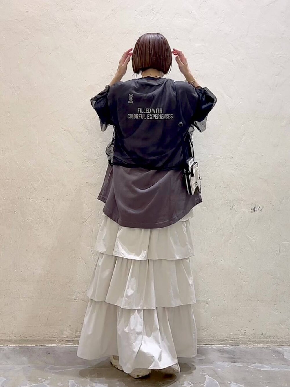 ブラック系のその他トップス、その他のTシャツ/カットソー、ベージュ系のショルダーバッグを着用したレディースの春コーディネートの4枚目の写真