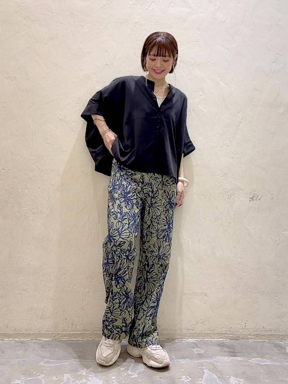 「着痩せ・細見え、体型カバー、ナチュラル、ママコーデ、夏コーデ、カジュアル、niko and ...、淡色コーデ、Over40スタッフ、大人カジュアル、シャツ、ブラウス、リラックス、ラフ」｜「niko and...のステンレストップハートネックレス（ネックレス、イエロー系）」を使った、みきてぃ24さん（骨格ウェーブ・レディース・158cm）の夏コーディネートの6枚目の写真