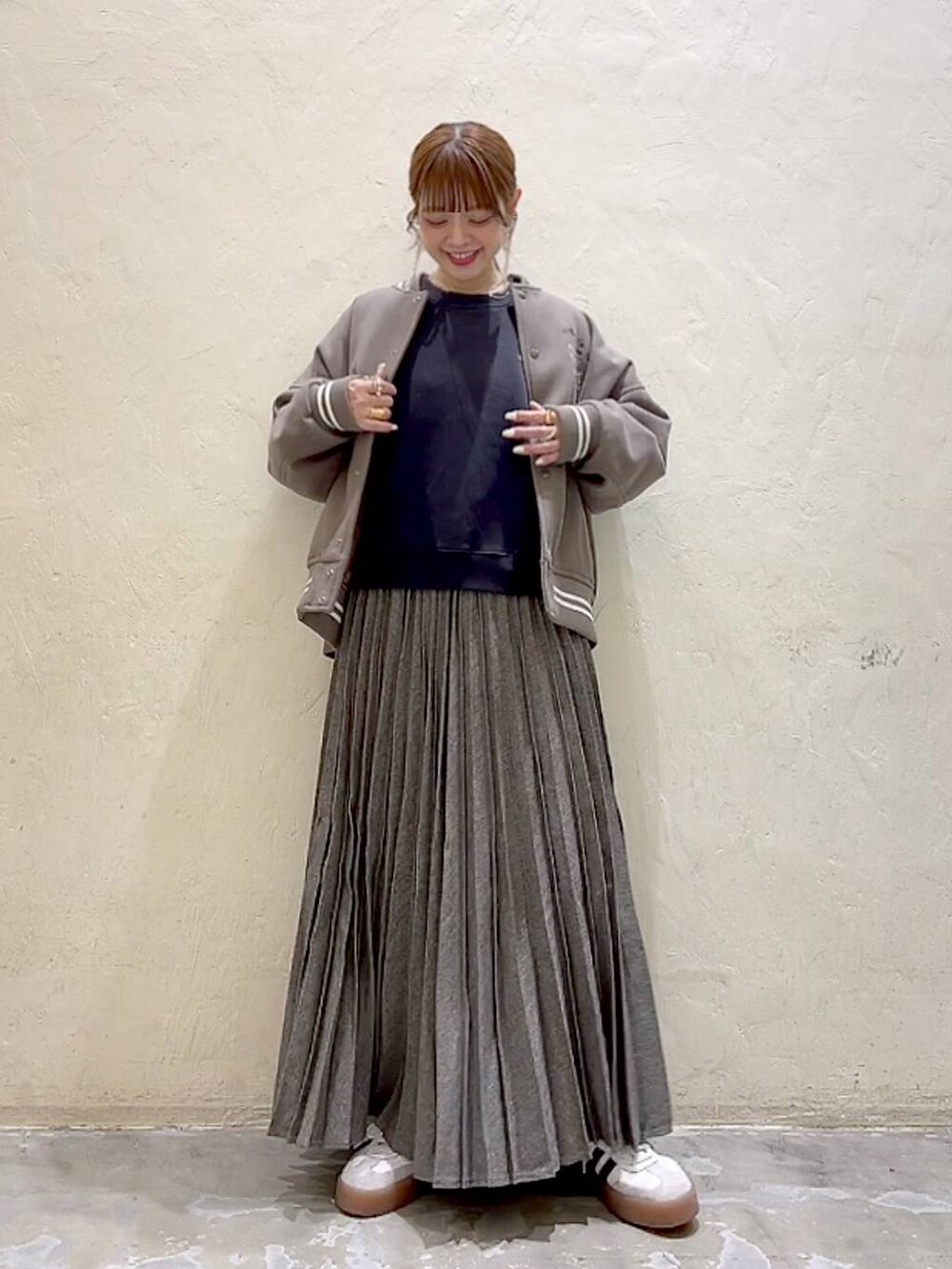 「着痩せ・細見え、体型カバー、ナチュラル、ママコーデ、冬コーデ、カジュアル、niko and ...、淡色コーデ、Over40スタッフ、大人カジュアル、アウター、スカート、スウェット」｜「niko and...のウーリーテックスタジャン（スタジャン、ブラウン系）」を使った、みきてぃ24さん（レディース・158cm）の冬コーディネートの8枚目の写真