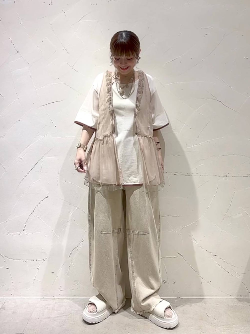 「大人カジュアル、Tシャツ、ベスト、デニムパンツ、サンダル、ネックレス、着痩せ・細見え、体型カバー、ナチュラル、ママコーデ、春コーデ、夏コーデ、カジュアル、niko and ...、淡色コーデ」｜「niko and...のワイドメッシュウォッチ（アナログ腕時計、イエロー系）」を使った、みきてぃ24さん（レディース・158cm）の夏コーディネートの9枚目の写真