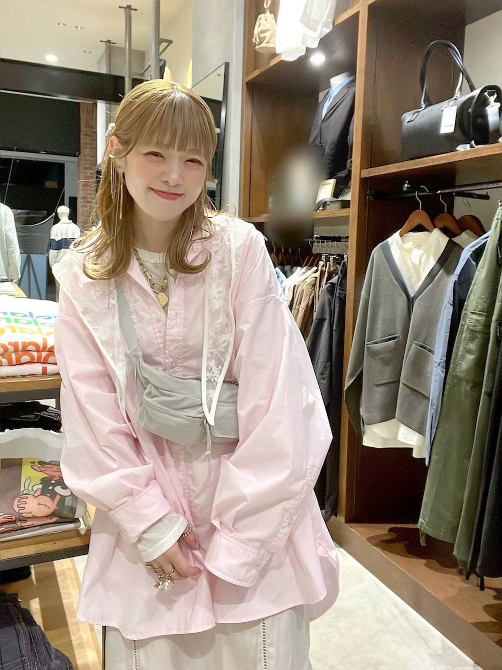 ベージュ系のデニムパンツ、ホワイト系のベスト、ピンク系のシャツ/ブラウスを着用したレディースの春コーディネートの8枚目の写真