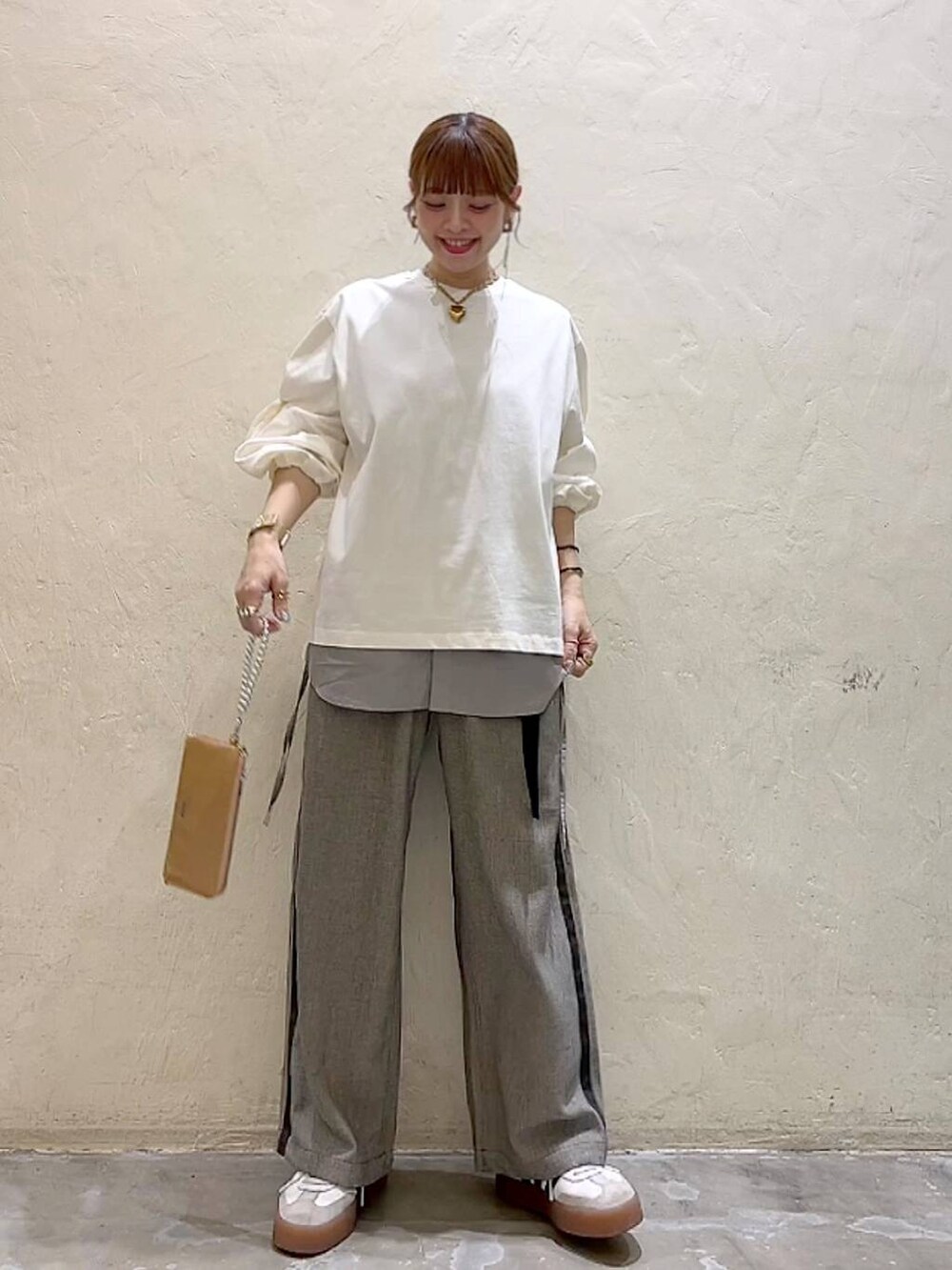 「体型カバー、Over40スタッフ、大人カジュアル、シャツ、ブラウス、シャツスタイル、パンツ、着痩せ・細見え、ナチュラル、ママコーデ、春コーデ、カジュアル、niko and ...、淡色コーデ」|「niko and...の3WAYサイドギャザーシャツ(シャツ/ブラウス、グレー系)」を使った、みきてぃ24さん(レディース・158cm)の冬コーディネートの8枚目の写真