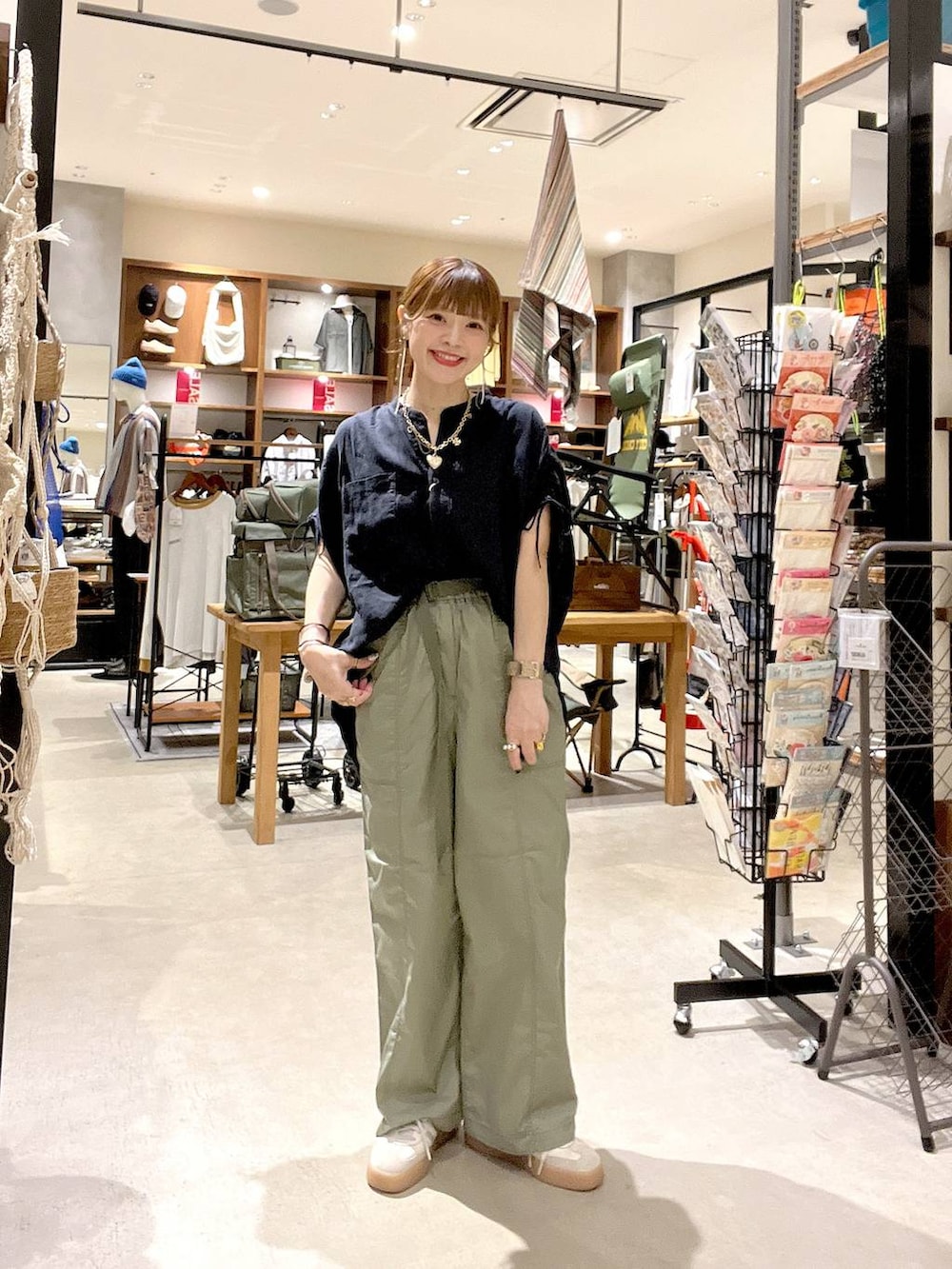 ブラック系のシャツ/ブラウス、グリーン系のその他パンツ、ゴールド系のネックレスを着用したレディースの夏コーディネートの2枚目の写真