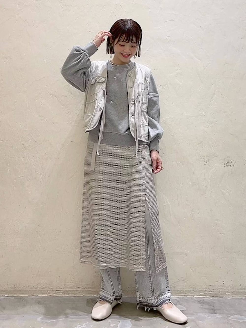 「ベスト、スウェット、デニムパンツ、NKJコーデ_niko and ...、ワントーン、着痩せ・細見え、体型カバー、ナチュラル、ママコーデ、冬コーデ、カジュアル、niko and ...、春コーデ」｜「niko and...のメタリックメッシュラップスカート（スカート、ベージュ系）」を使った、みきてぃ24さん（骨格ウェーブ・レディース・158cm）の冬コーディネートの8枚目の写真