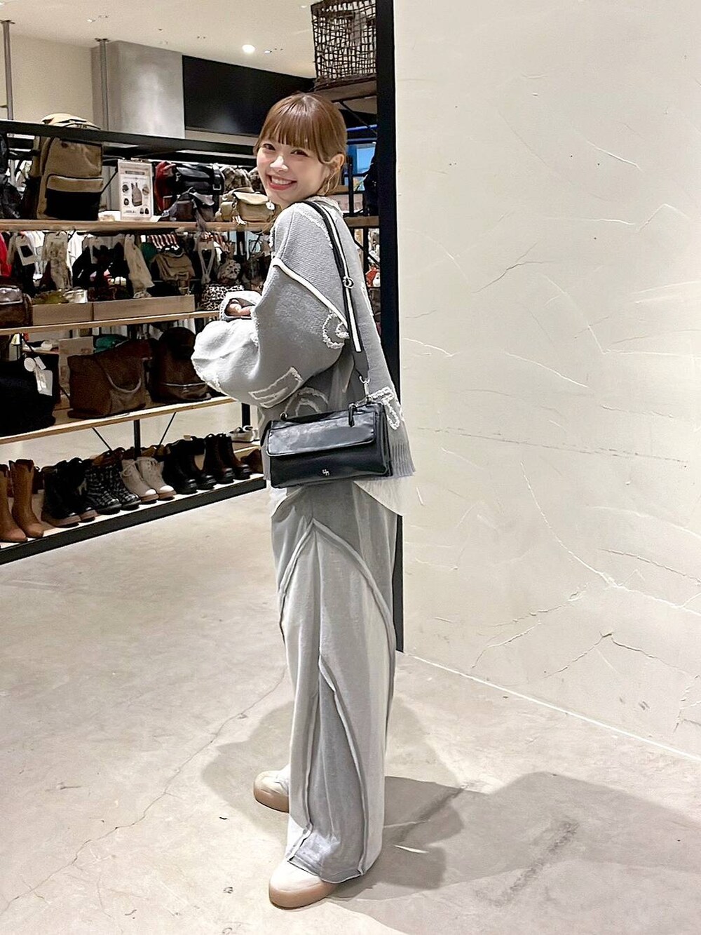 ブラック系のショルダーバッグ、その他のシャツ/ブラウス、その他のインテリア雑貨を着用したレディースの秋コーディネートの3枚目の写真