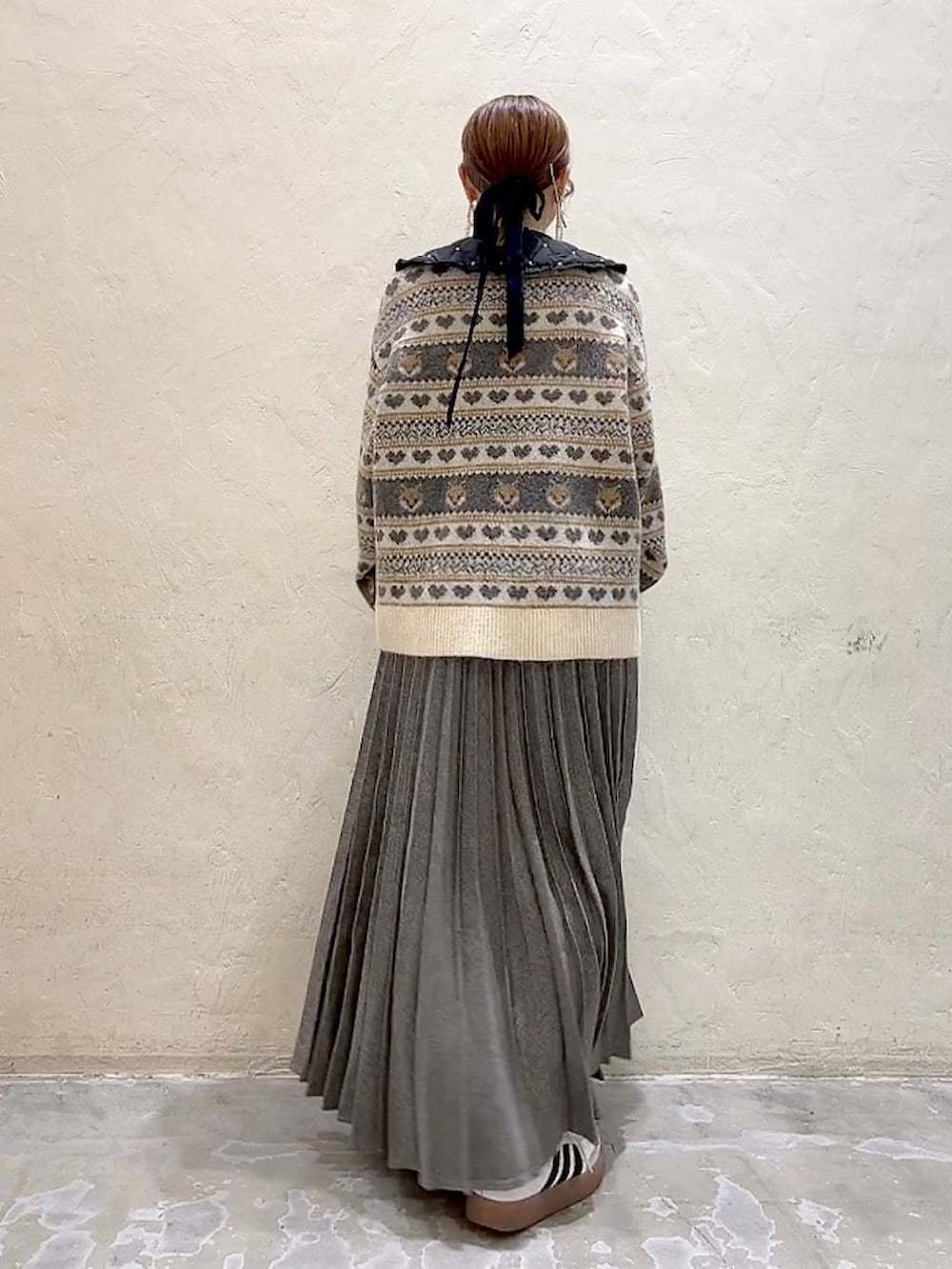 その他のスカート、ベージュ系のニット/セーター、ブラック系の付け襟を着用したレディースの冬コーディネートの5枚目の写真