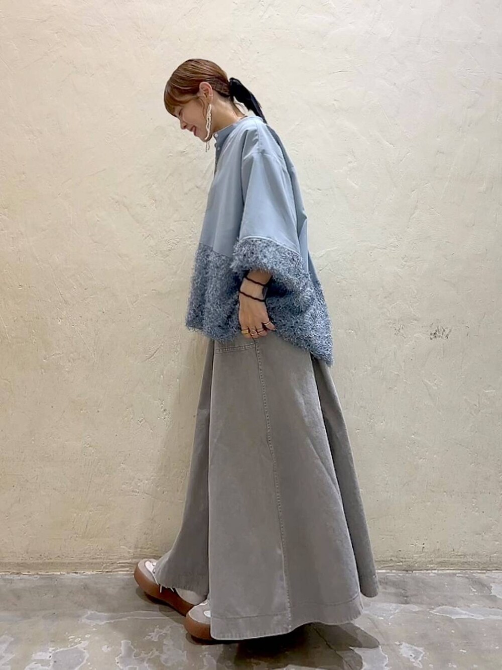 グレー系のスカート、ブルー系のシャツ/ブラウスを着用したレディースの冬コーディネートの6枚目の写真