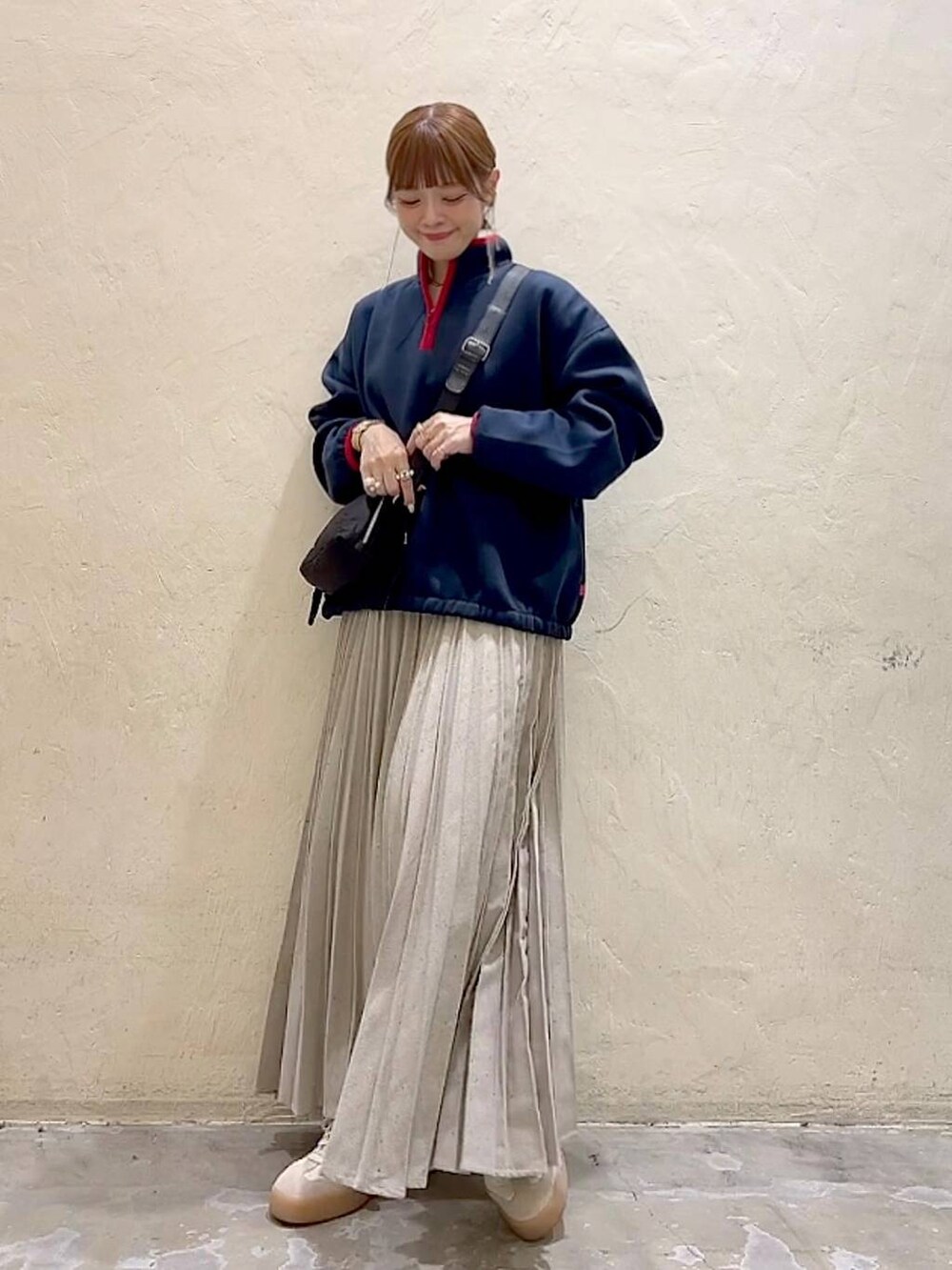 ブルー系のスウェット、ブラック系のショルダーバッグ、グレー系のスカートを着用したレディースの冬コーディネートの7枚目の写真