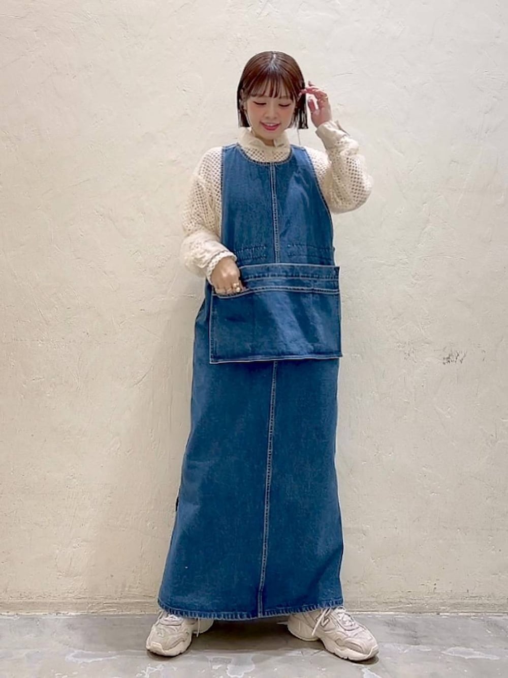 「着痩せ・細見え、体型カバー、ナチュラル、ママコーデ、春コーデ、カジュアル、niko and ...、Over40スタッフ、デニムワンピース、シャツ、レイヤードスタイル」｜「niko and...の襟付きチュールシャツ（シャツ/ブラウス、ベージュ系）」を使った、みきてぃ24さん（骨格ウェーブ・レディース・158cm）の春コーディネートの2枚目の写真