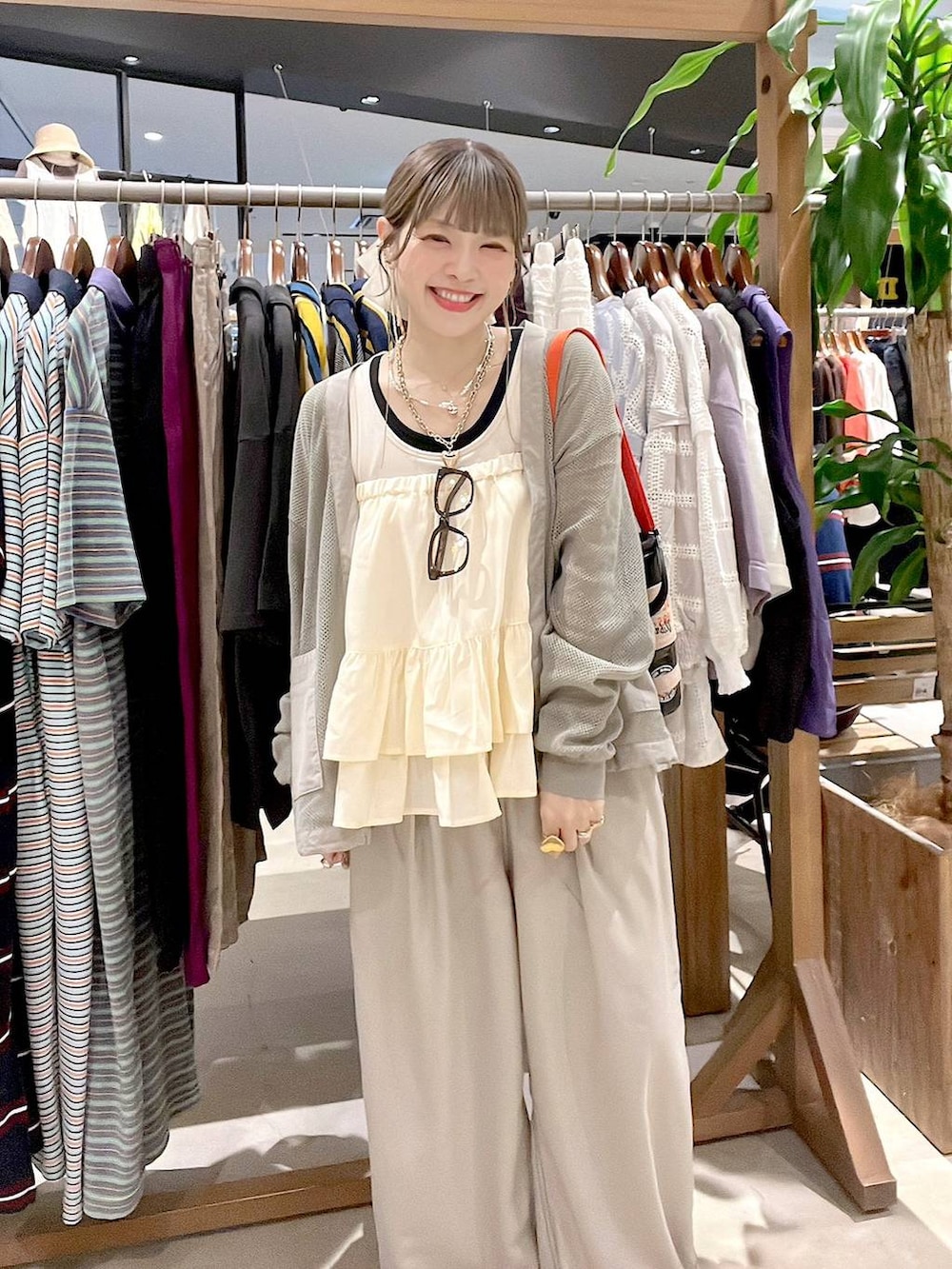 ホワイト系のタンクトップ、ベージュ系のスカート、ピンク系のネックレスを着用したレディースの春コーディネートの6枚目の写真