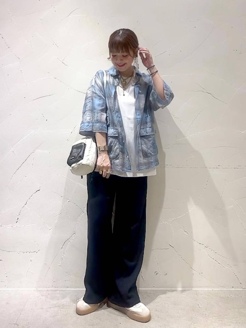 ブルー系のシャツ/ブラウス、ホワイト系のTシャツ/カットソー、ブラック系のその他パンツを着用したレディースの夏コーディネートの8枚目の写真