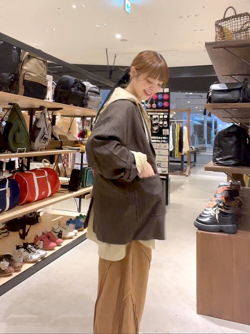 ブラウン系のテーラードジャケットを着用したレディースの秋コーディネートの5枚目の写真