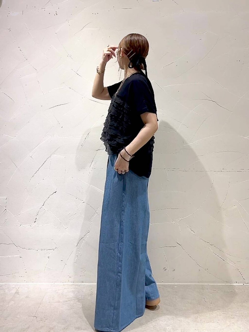 グレー系のショルダーバッグ、ブラック系のTシャツ/カットソー、ゴールド系のネックレスを着用したレディースの秋コーディネートの6枚目の写真