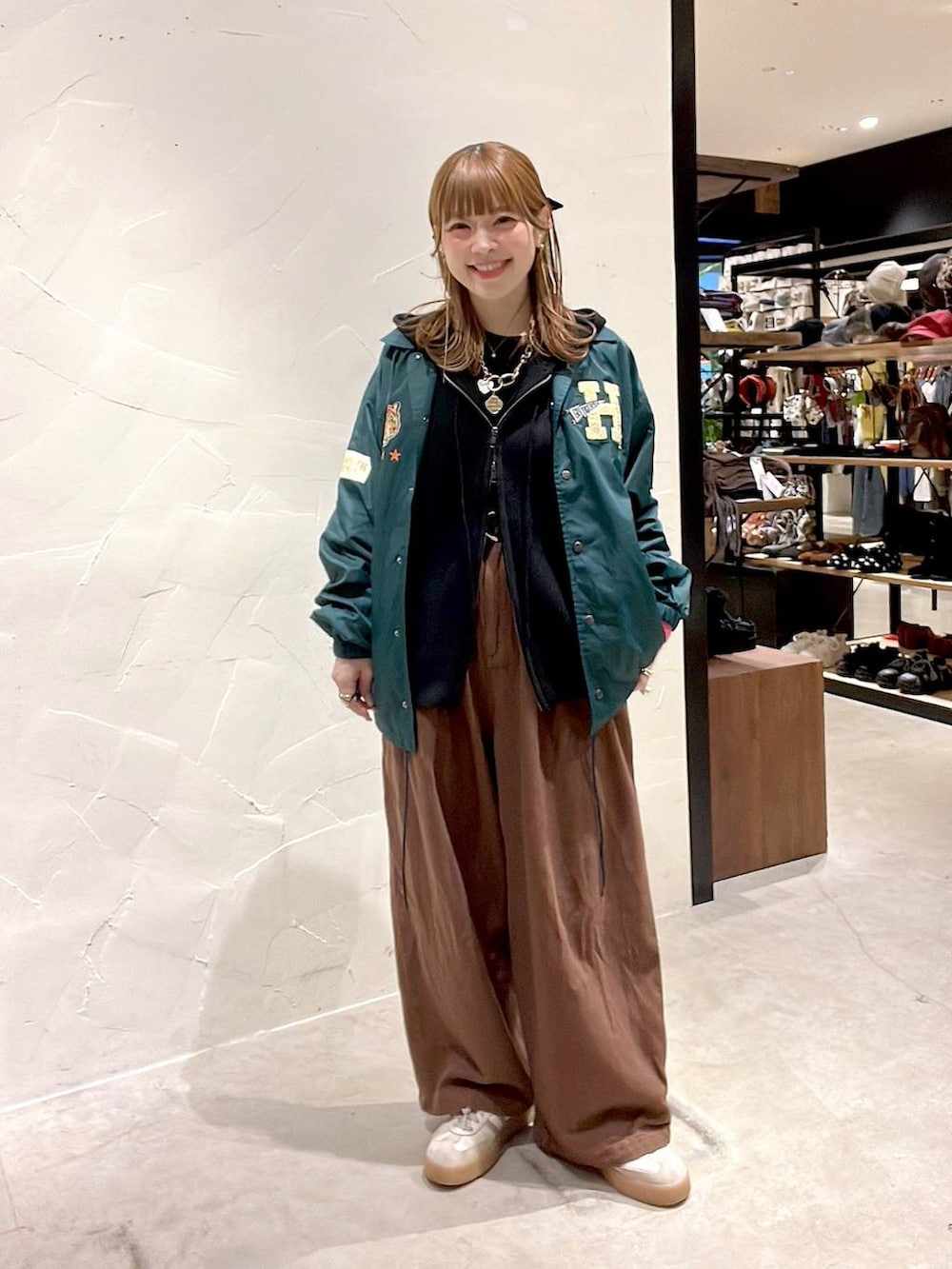 ブラウン系のその他パンツ、ブラック系のニット/セーター、ブラック系のニット/セーターを着用したレディースの冬コーディネートの3枚目の写真