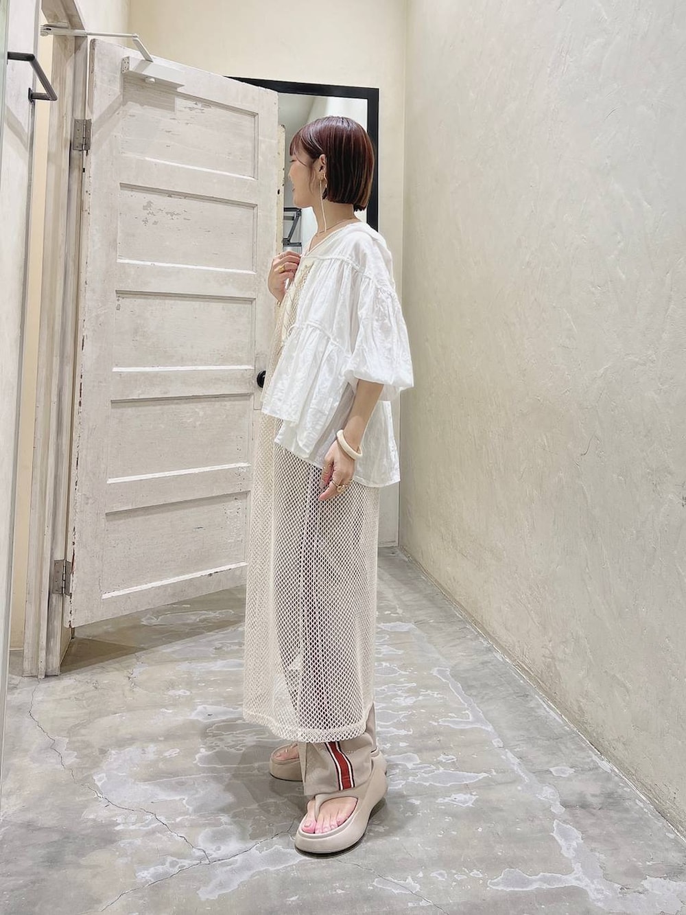 ベージュ系のサンダル、ブラウン系のその他パンツ、ベージュ系のキャミソールを着用したレディースの春コーディネートの3枚目の写真