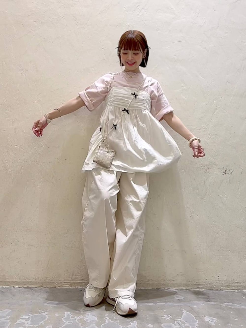 「パンツ、着痩せ・細見え、体型カバー、ナチュラル、ママコーデ、夏コーデ、カジュアル、niko and ...、淡色コーデ、Over40スタッフ、大人カジュアル、Tシャツ、キャミソール、レイヤードスタイル、モバイルグッズ_Me%」｜「Me%のリボンモバイルストラップ　996436（スマホグッズ、ベージュ系）」を使った、みきてぃ24さん（骨格ウェーブ・レディース・158cm）の夏コーディネートの2枚目の写真